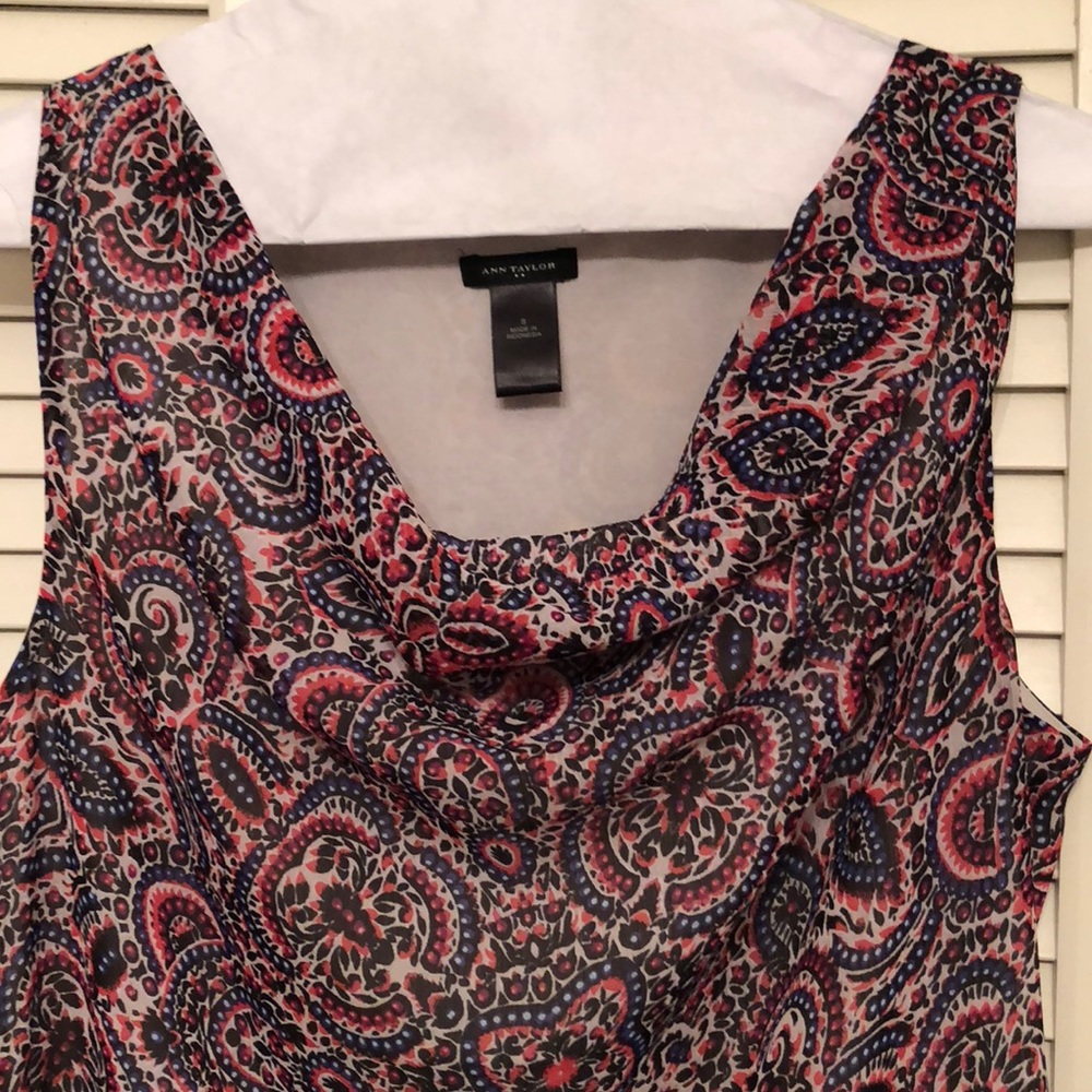 Pretty Ann Taylor blouse in good condition!